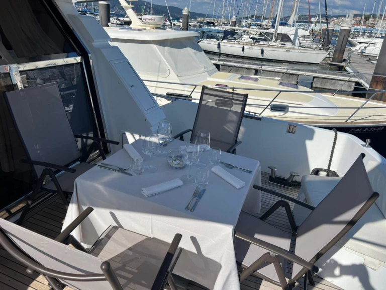 Pronájem Motorová loď Johnson s licencí