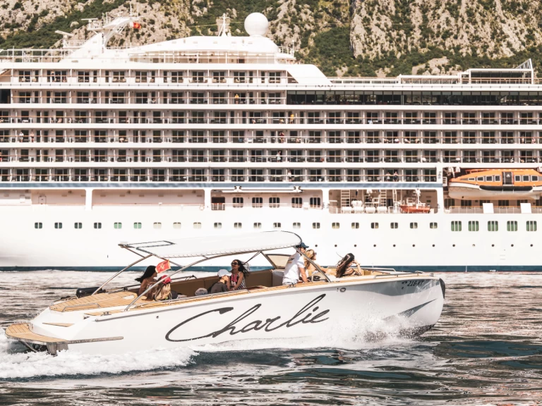 Motorová loď k pronájmu v Kotor za nejlepší cenu