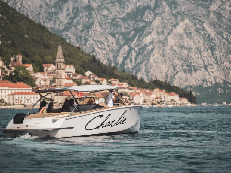 Custom Made Monte Marine Charlie jednotlivci a charterové společnosti v Kotor
