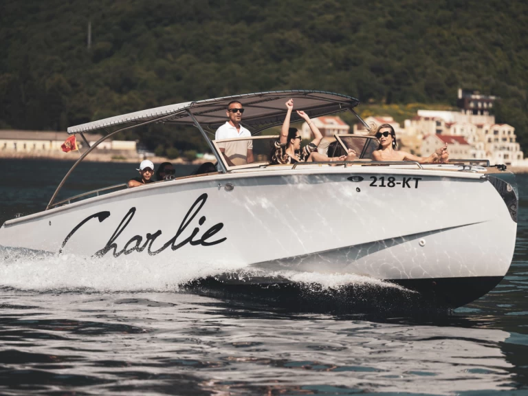 Pronajmout si Custom Made Monte Marine Charlie v Kotor