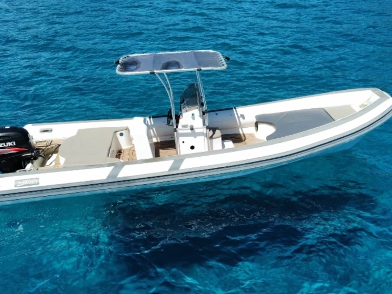 Polotuhá loď k pronájmu v Arbatax Port za nejlepší cenu