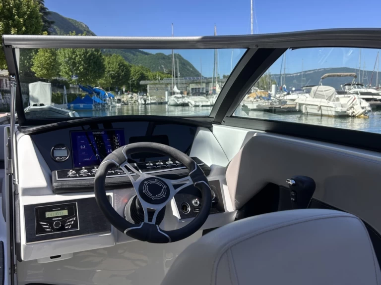 Pronájem Motorová loď Four Winns s licencí