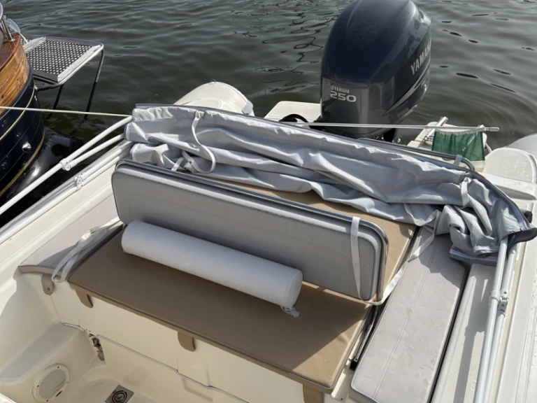 Polotuhá loď k pronájmu v Terracina za nejlepší cenu