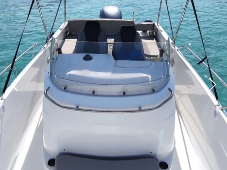 Pronájem Motorová loď Jeanneau s licencí