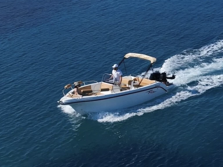 Karel F 19 jednotlivci a charterové společnosti v Latchi