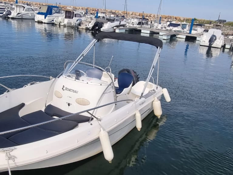 Pronájem Motorová loď Bénéteau s licencí