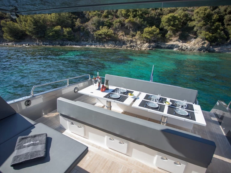 Pronajmout Motorová loď se skipperem či ne MED YACHT  v Marine de Sant'Ambrogio