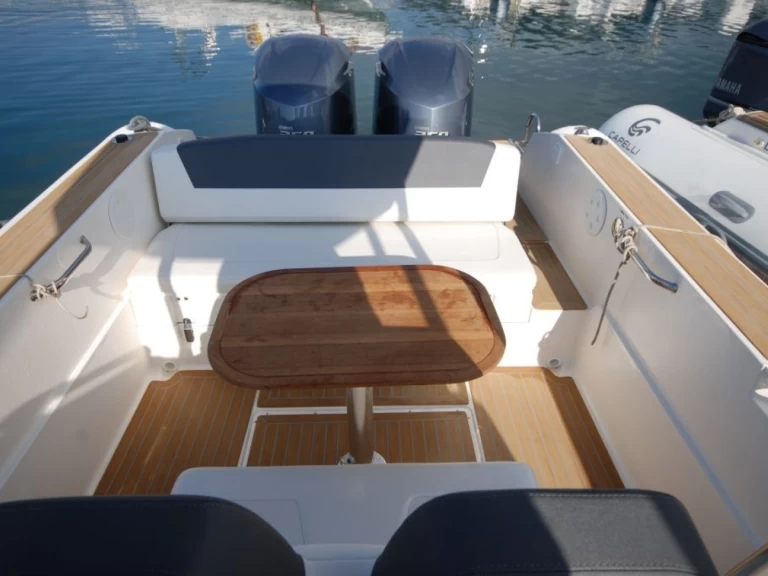 Polotuhá loď k pronájmu v Marine de Sant'Ambrogio za nejlepší cenu