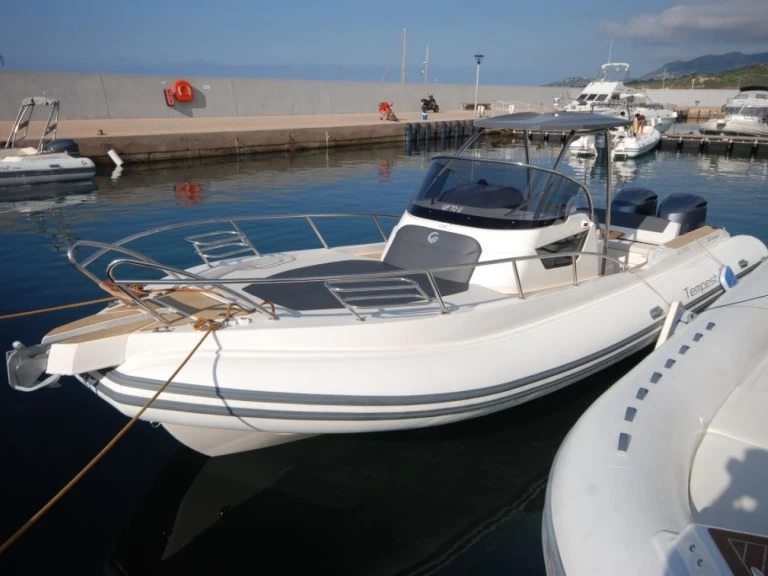 Polotuhá loď k pronájmu v Marine de Sant'Ambrogio za nejlepší cenu