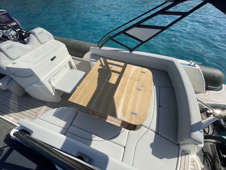 Polotuhá loď k pronájmu v Marine de Sant'Ambrogio za nejlepší cenu