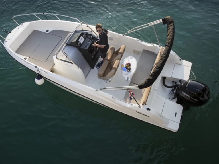 Pronájem Motorová loď Quicksilver s licencí