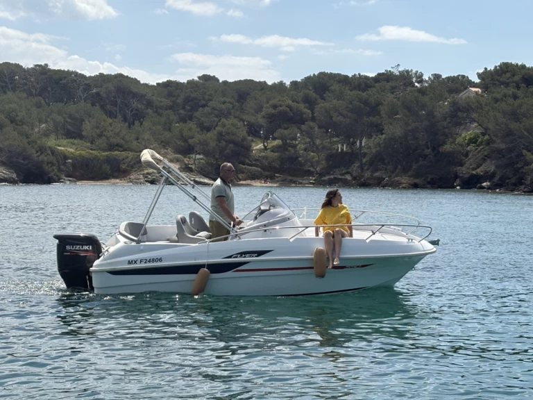 Pronájem Motorová loď Bénéteau s licencí