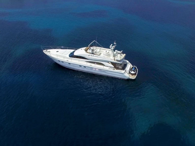 Ferretti Ferretti 760 jednotlivci a charterové společnosti v Limáni Lavríou