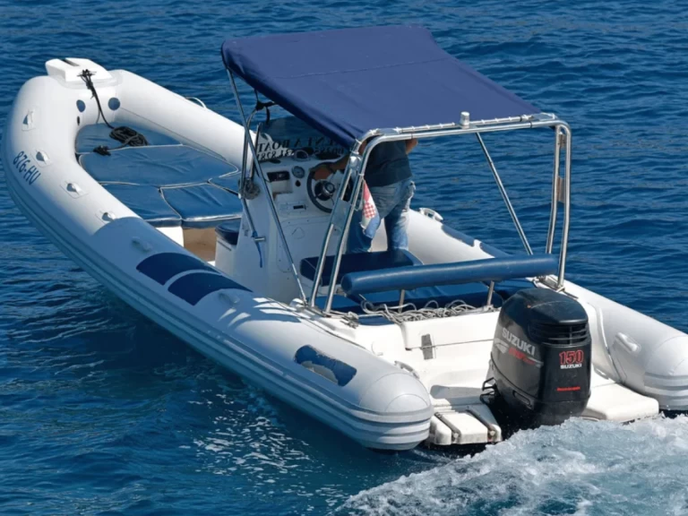 Pronájem Polotuhá loď v Hvar  -Mariner Mariner 690