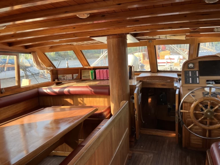 Pronájem lodi Port Cogolin lákavé ceny Caïque