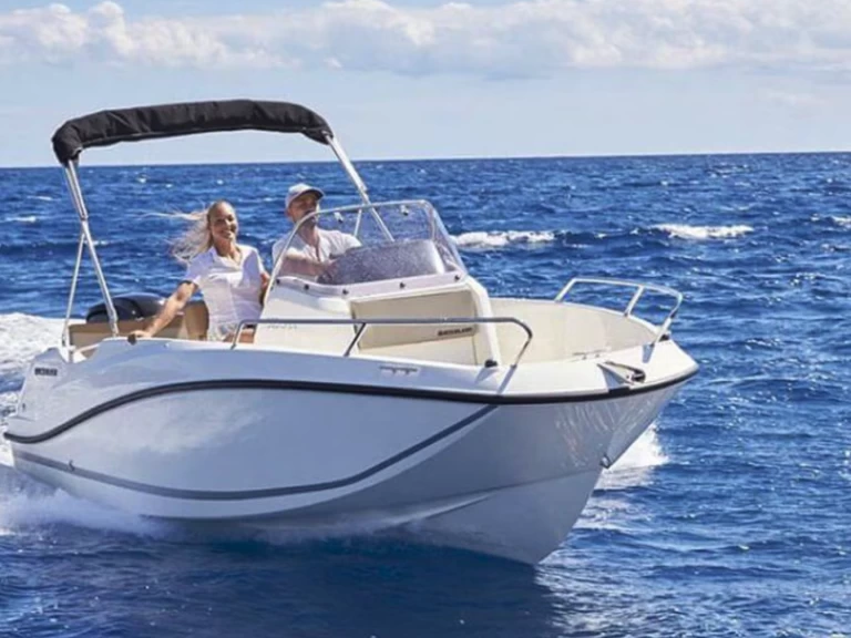 Motorová loď k pronájmu v Mandelieu-la-Napoule za nejlepší cenu