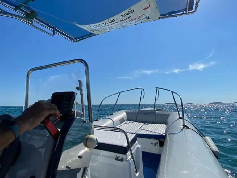 Pronajmout Motorová loď se skipperem či ne Prestige v Rovinj