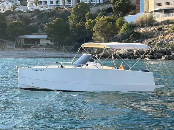 Pronájem lodi Marina Greenwich lákavé ceny Nuva M6 Open