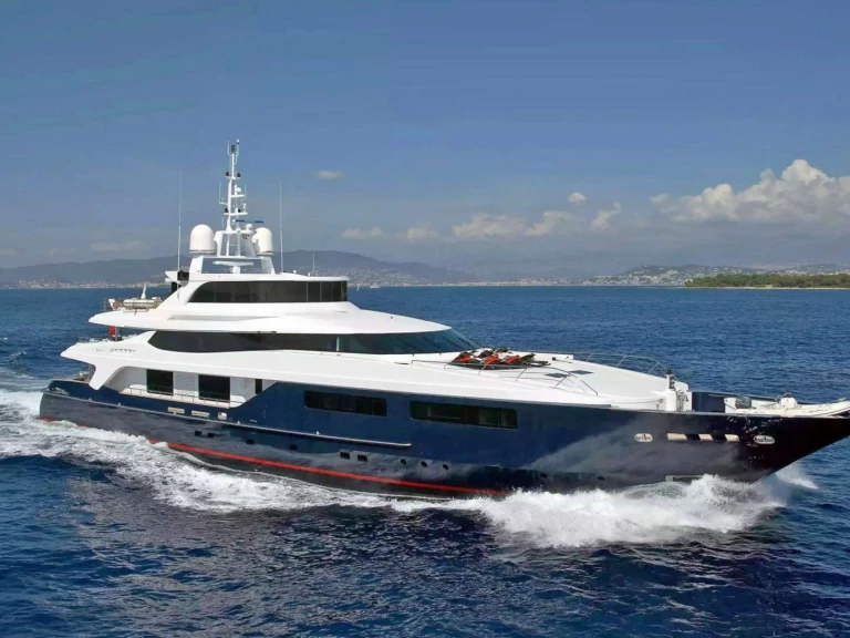 Pronajmout si Custom BURKUT v Neapol