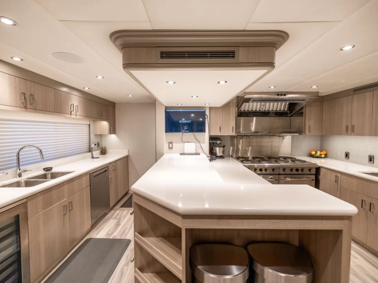 Trinity NO BAD IDEAS jednotlivci a charterové společnosti v Karibik