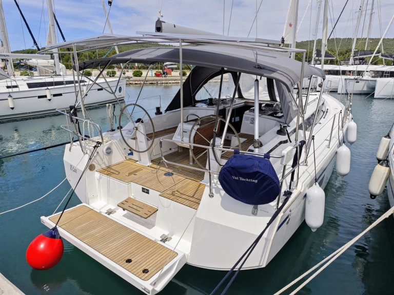 Pronajmout si Bavaria Bavaria C42 v Sukošan