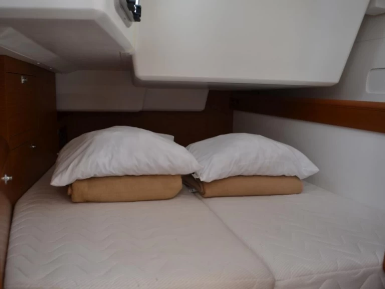 Pronajmout Plachetnice se skipperem či ne Jeanneau v Donji Seget