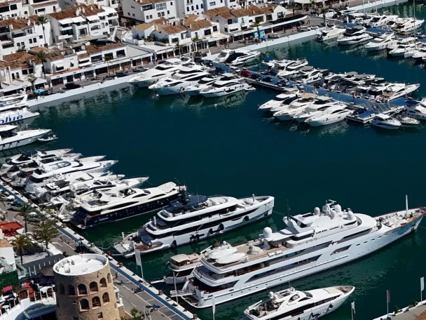 Pronájem Motorová loď Aqua24 s licencí