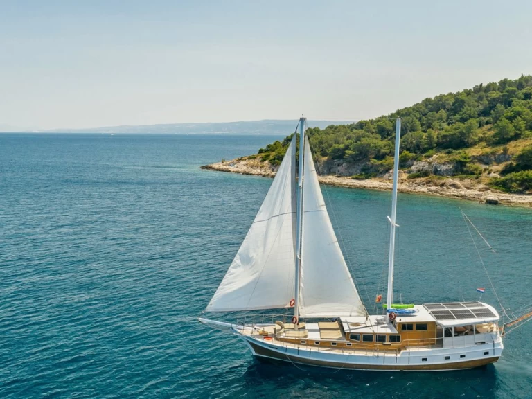 Pronájem Plachetnice Custom Made s licencí