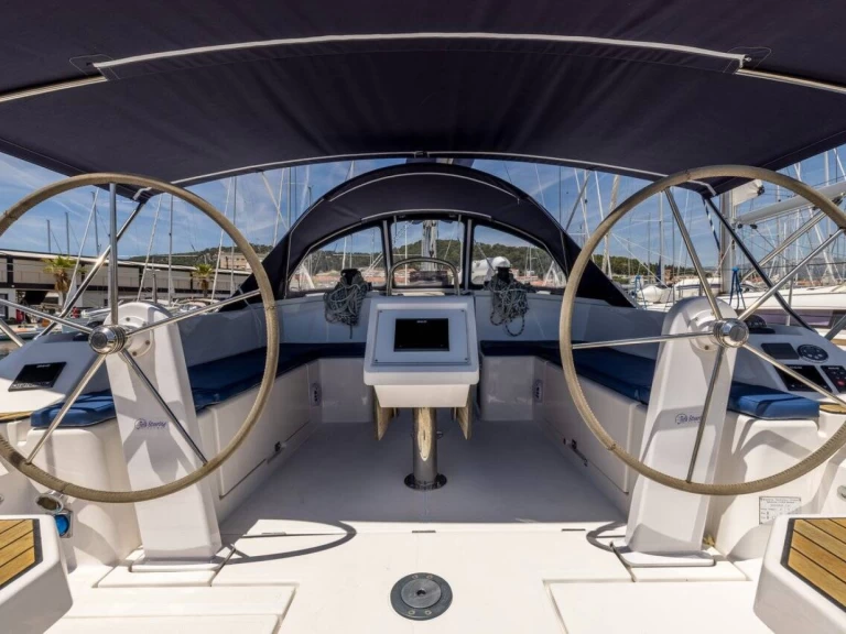 Bavaria Bavaria C42 jednotlivci a charterové společnosti v Split