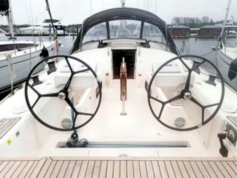 Pronajmout Plachetnice se skipperem či ne Salona v Rostock