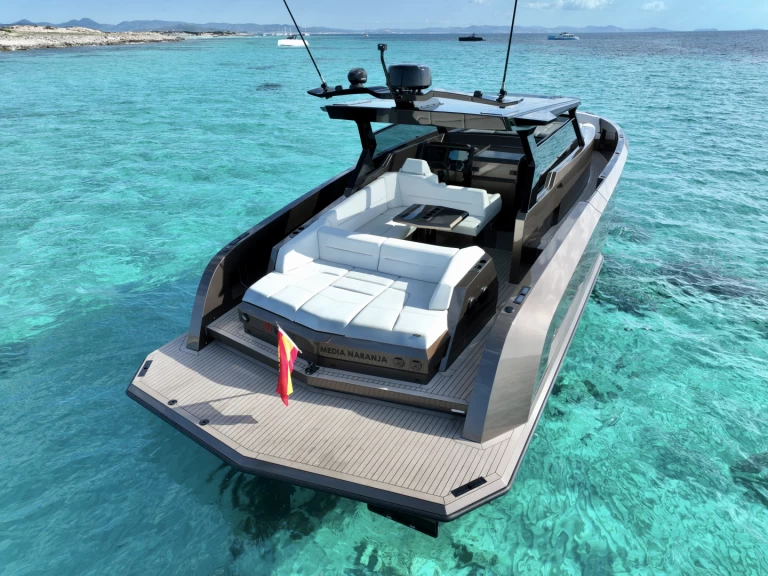 Pronajmout si Vanquish VQ45 T Top v Ibiza Town