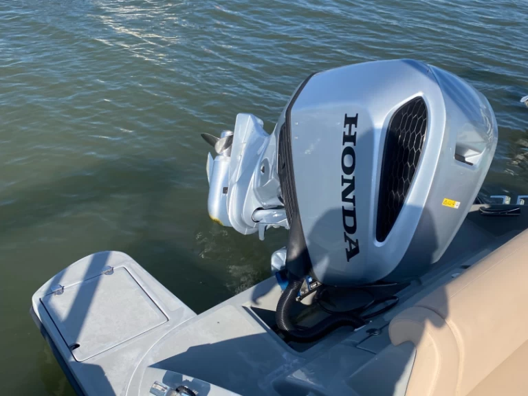 Pronájem Motorová loď Aquarius s licencí