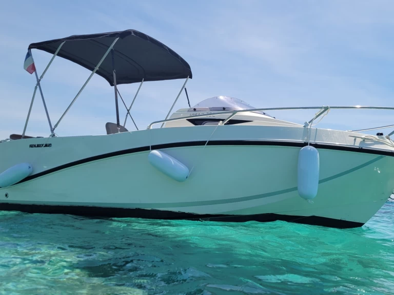 Pronájem Motorová loď Quicksilver s licencí