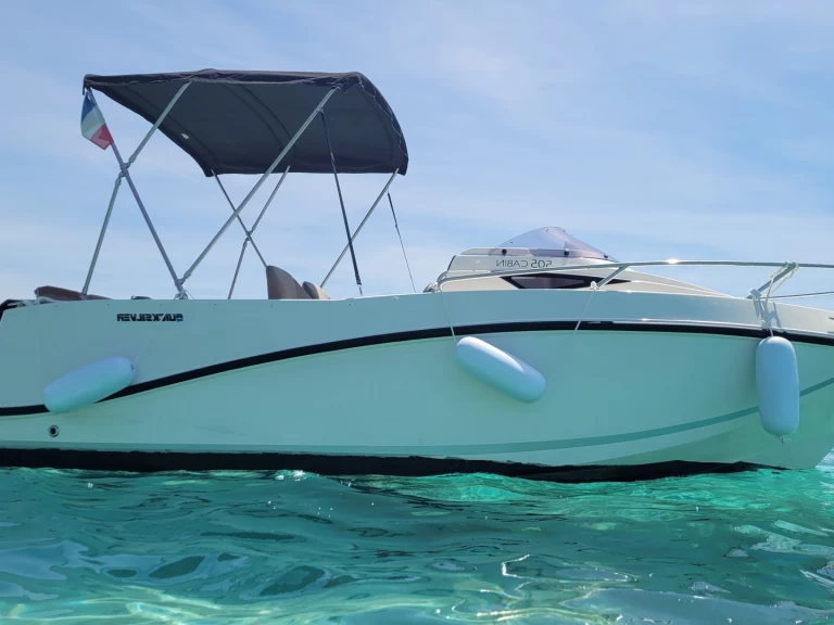 Quicksilver Activ 505 Cabin jednotlivci a charterové společnosti v Cannes