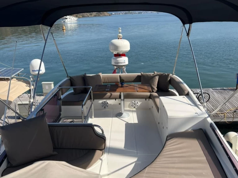 Pronájem Motorová loď Numarine s licencí