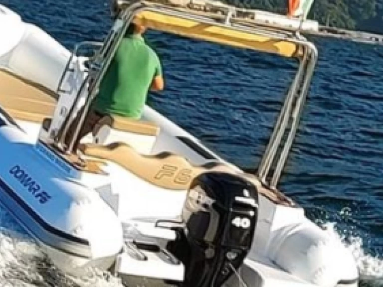 Polotuhá loď k pronájmu v Porto di Salerno za nejlepší cenu