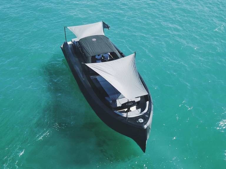 Pronajmout si Vanquish VQ45 - BALR v Ibiza Town