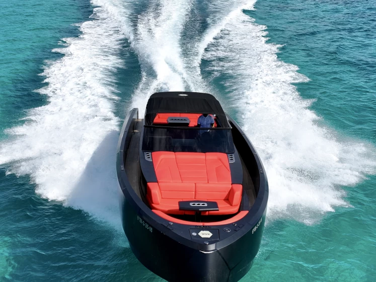 Vanquish VQ45 - BALR jednotlivci a charterové společnosti v Ibiza Town