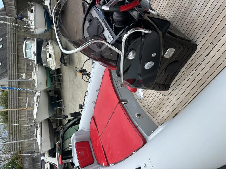 Polotuhá loď k pronájmu v Arzon za nejlepší cenu