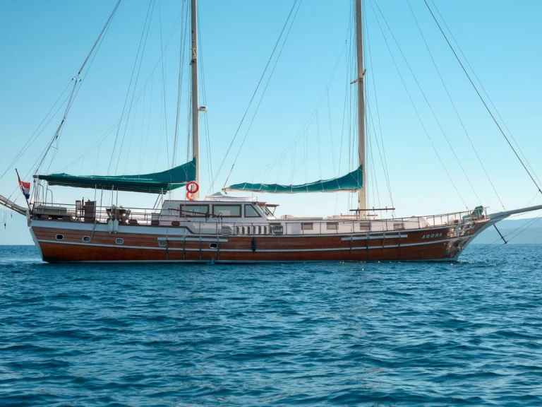 Pronájem jachty v Krilo -Custom Made Agora na Samboatu