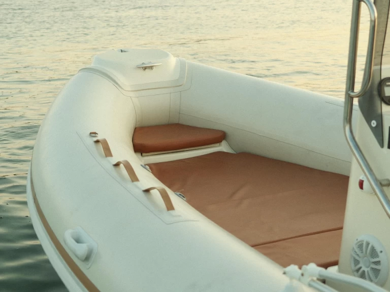 Pronajmout si Ribmarine 585 v Porto Rotondo