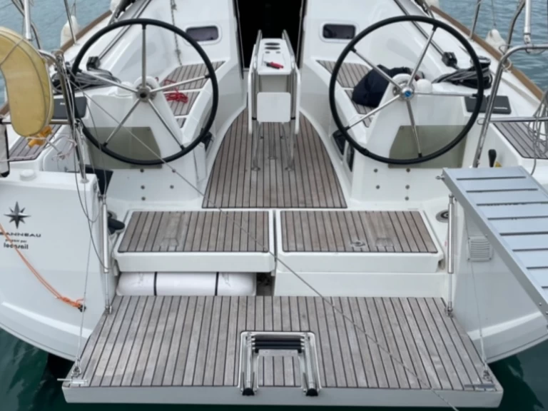 Pronajmout Plachetnice se skipperem či ne Jeanneau v Marina di Grosseto