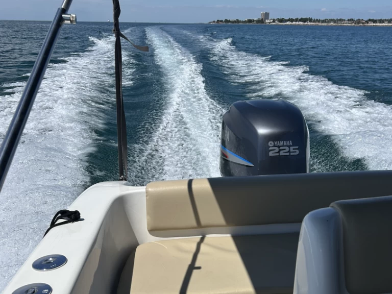 Pronájem Motorová loď tecnofiber s licencí