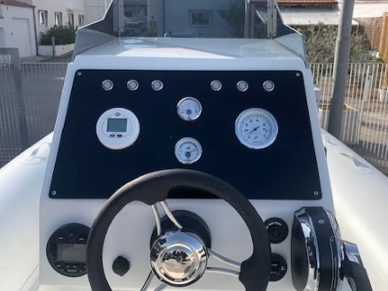 Pronájem Polotuhá loď Astronautica s licencí