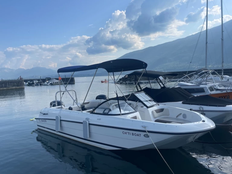 Pronájem Motorová loď Bayliner s licencí