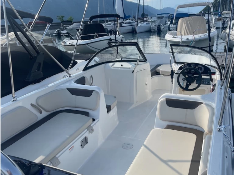 Pronájem Motorová loď Bayliner s licencí