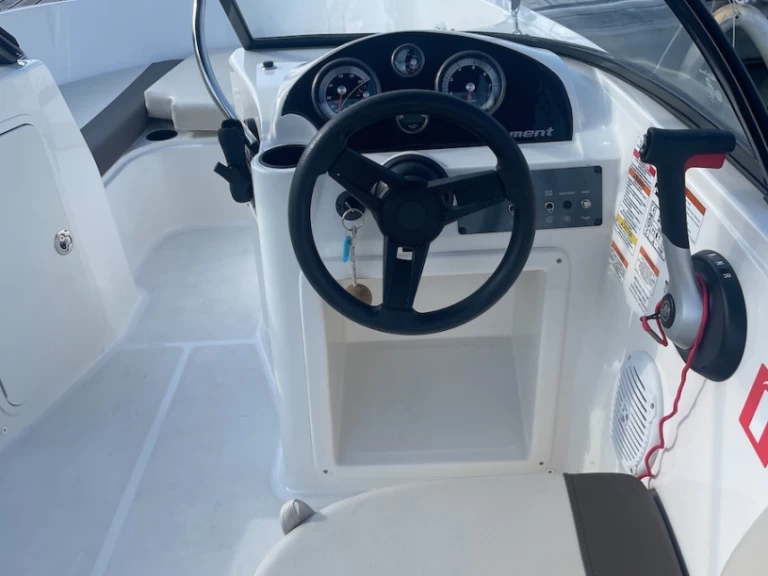 Motorová loď k pronájmu v Aix-les-Bains za nejlepší cenu