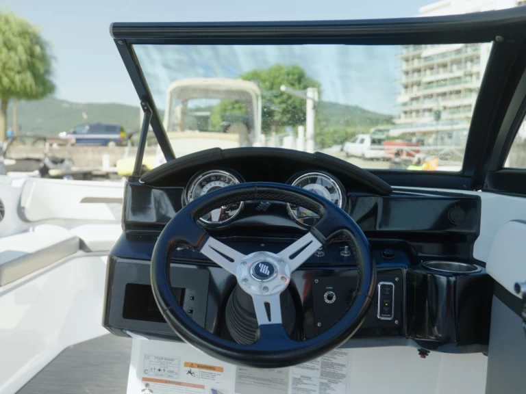 Four Winns HD 200 OB jednotlivci a charterové společnosti v Aix-les-Bains