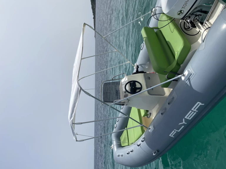 Polotuhá loď k pronájmu v Porto di Alghero za nejlepší cenu