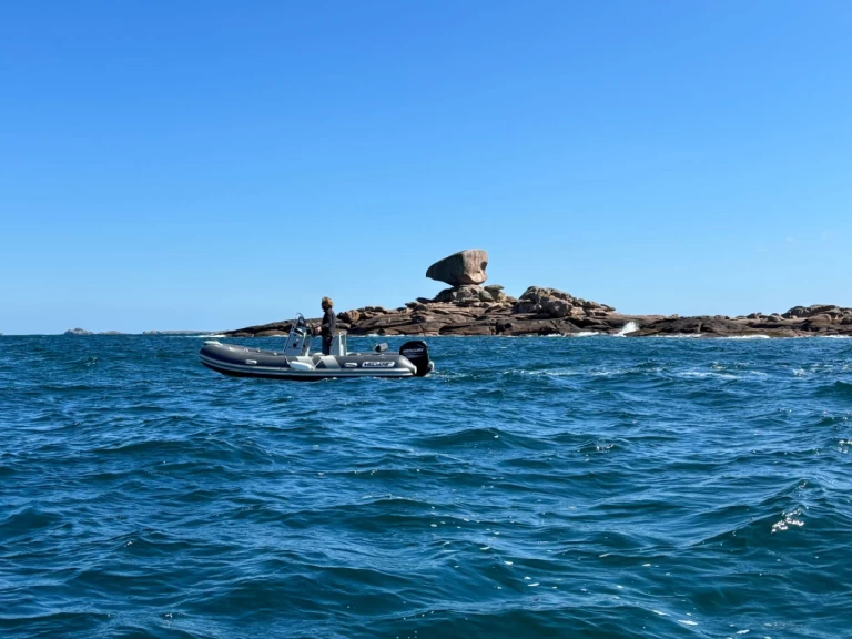 Pronájem Polotuhá loď Valiant s licencí